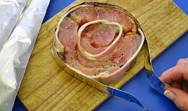 Kapří rolované bifteky se slaninou a houbovou omáčkou