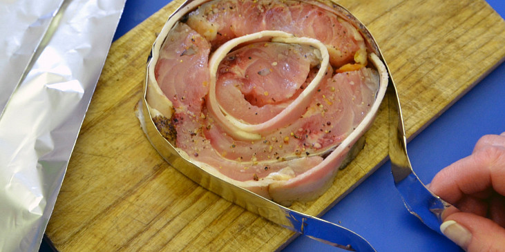 Aby se maso udrželo pěkně pohromadě, stáhněte každý biftek složeným delším proužkem alobalu