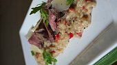 Kávové risotto s hovězí svíčkovou a pečenou paprikou