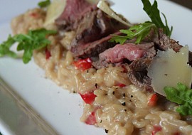 Kávové risotto s hovězí svíčkovou a pečenou paprikou