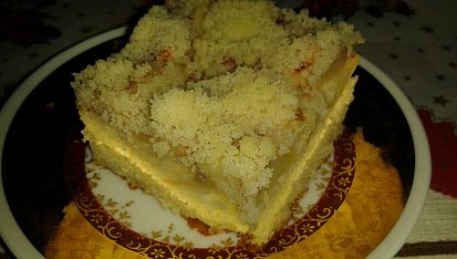 Koláč s jablky posypaný skořicí a drobenkou