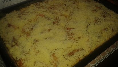 Koláč s jablky posypaný skořicí a drobenkou