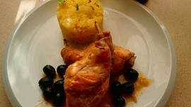 Králík na černých olivách - Coniglio alle olive