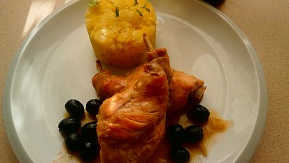 Králík na černých olivách - Coniglio alle olive