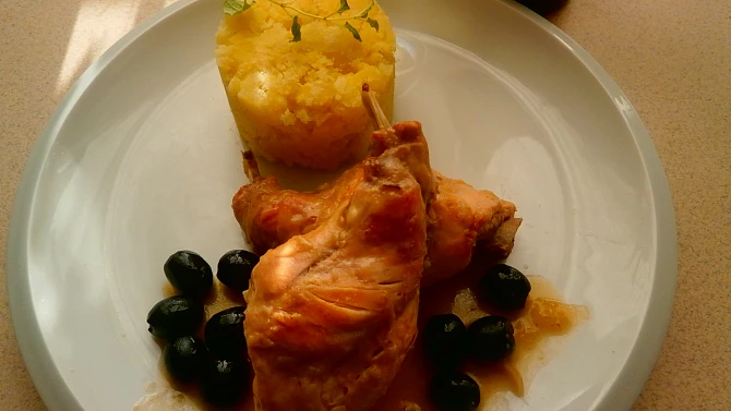 Králík na černých olivách - Coniglio alle olive