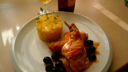 Králík na černých olivách - Coniglio alle olive