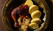 Kuře pečené k zelí a knedlíkům