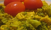 Kuřecí kousky s brokolicí, rýží a kurkumou v jedné pánvičce