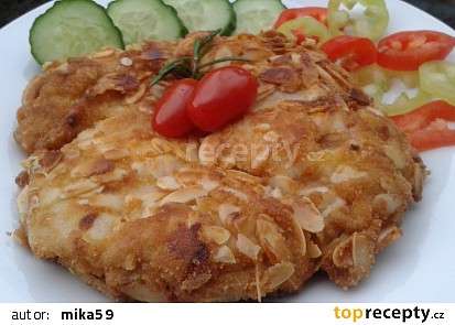 Kuřecí mandlový řízek se slaninou