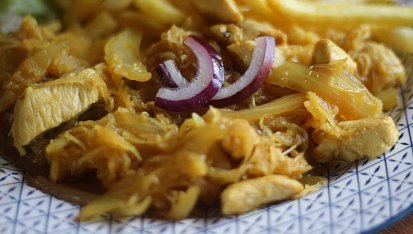 Kuřecí nudličky s celerem a cibulí na pivu