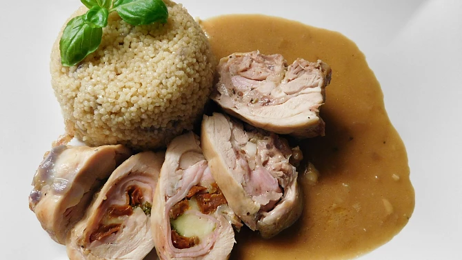 Kuřecí závitky plněné šunkou, mozzarelou, bazalkou a sušenými rajčaty