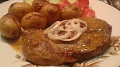 Marinovaná česneková krkovice pečená s bramborami