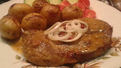Marinovaná česneková krkovice pečená s bramborami