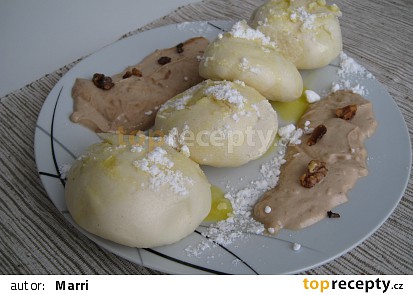 Meruňkové knedlíky s oříškovým jogurtem