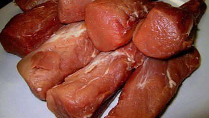 Minutkové vepřové, restované žampiony a domácí hranolky, Část vepřové panenky oddělená od kýty