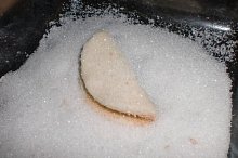 Přepůlíme a obalíme ve vanilkovém cukru