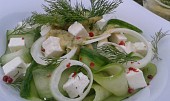 Okurkový salát s koprem a balkánským sýrem