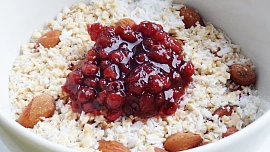 Ovesná kaše s brusinkami a mandlemi