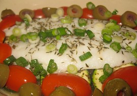 Pangasius zapečený s cuketou, rajčaty a olivami
