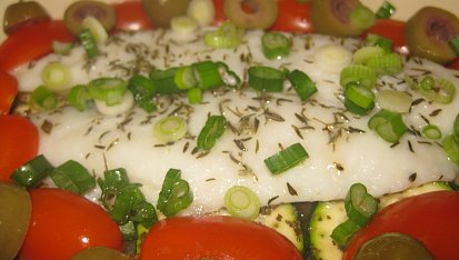 Pangasius zapečený s cuketou, rajčaty a olivami