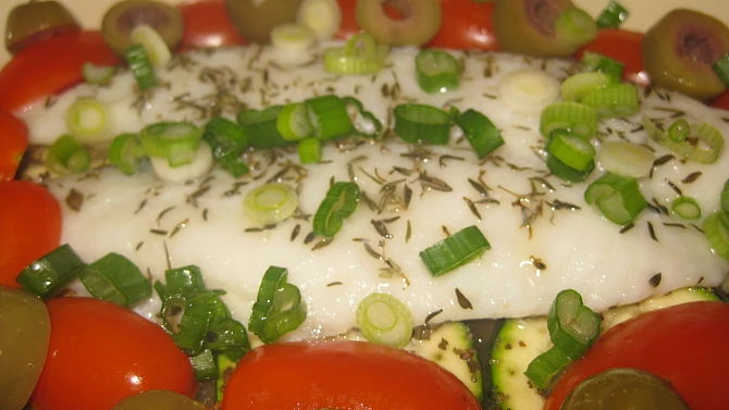 Pangasius zapečený s cuketou, rajčaty a olivami