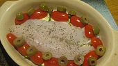 Pangasius zapečený s cuketou, rajčaty a olivami