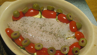 Pangasius zapečený s cuketou, rajčaty a olivami