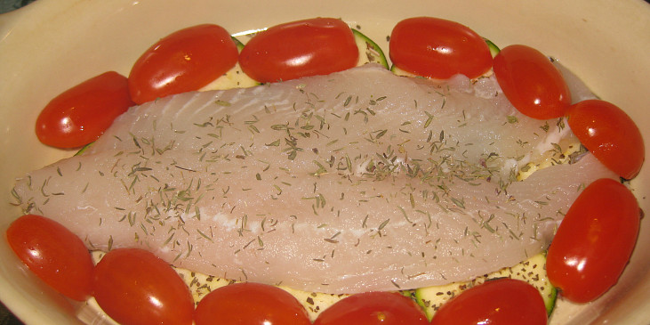 Pangasius zapečený s cuketou, rajčaty a olivami