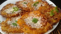 Pečené rösti se slaninou a parmazánem