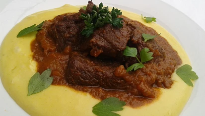 Pečený hovězí krk s bramborovo-celerovým pyré