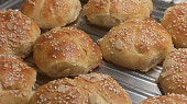 Peříčkové houstičky - kaiserky, výborné...len som musela dať viac múky, bolo riedke cesto :)