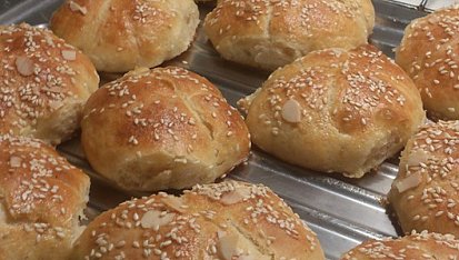 Peříčkové houstičky - kaiserky, výborné...len som musela dať viac múky, bolo riedke cesto :)