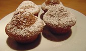 Perníkové muffiny s ořechy (Hotové muffiny posypané moučkovým cukrem)