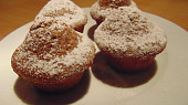 Perníkové muffiny s ořechy, Hotové muffiny posypané moučkovým cukrem