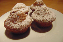 Hotové muffiny posypané moučkovým cukrem