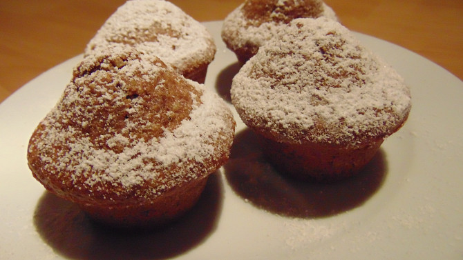 Perníkové muffiny s ořechy, Hotové muffiny posypané moučkovým cukrem