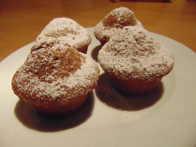 Perníkové muffiny s ořechy, Hotové muffiny posypané moučkovým cukrem