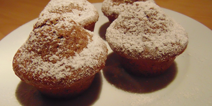 Perníkové muffiny s ořechy (Hotové muffiny posypané moučkovým cukrem)