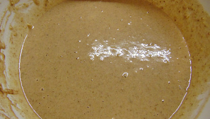 Perníkové muffiny s ořechy, Takhle nějak by mělo vypadat těsto i s ořechy