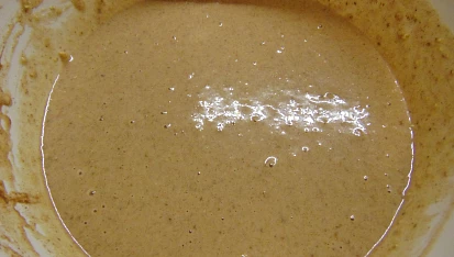 Perníkové muffiny s ořechy, Takhle nějak by mělo vypadat těsto i s ořechy