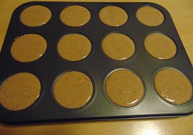 Perníkové muffiny s ořechy (Těsto lijeme do formy až po okraj (trošička těsta mi vždy zbude))