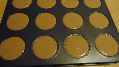 Perníkové muffiny s ořechy, Těsto lijeme do formy až po okraj (trošička těsta mi vždy zbude)