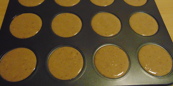 Perníkové muffiny s ořechy (Těsto lijeme do formy až po okraj (trošička těsta…)