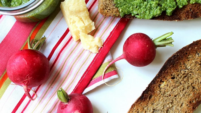Pesto z ředkvičkových lístků