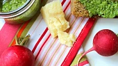 Pesto z ředkvičkových lístků