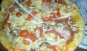 Žampionová pizza se sýrem a šunkou