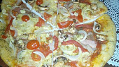 Žampionová pizza se sýrem a šunkou