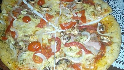 Žampionová pizza se sýrem a šunkou