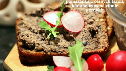 Pomazánka z černých fazolí, karamelizované cibule a fenyklu