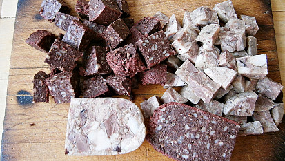 Prdelačka s řeřichou- zabijačková polévka z polotovaru, Polévku a tlačenku nakrájíme na větší kostky